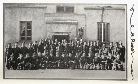 Pedro Armendáriz (standing 12th from the right, second row) in a photo published in the 1931 edition of the El Rodeo yearbook. 