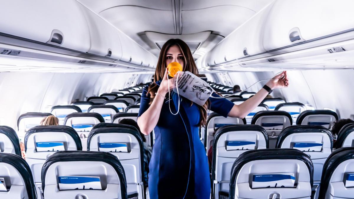 Flight-attendant-COVID-19-wearing-mask