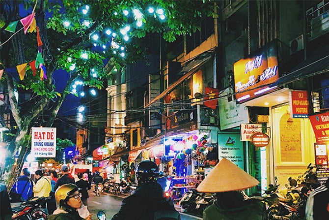 Colorful Vietnamese nigh market.